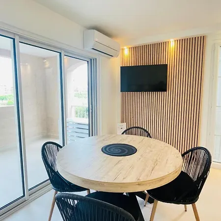 Apartment Bain De Soleil Refait A Neuf, Bord De Et Piscine, Proche De Saint Tropez