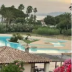 Bain De Soleil Refait à Neuf, Bord De Et Piscine, Proche De Saint Tropez