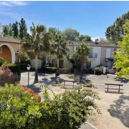 Bain De Soleil Refait à Neuf, Bord De Et Piscine, Proche De Saint Tropez Gassin