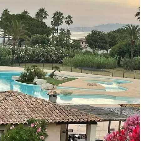 Bain De Soleil Refait A Neuf, Bord De Et Piscine, Proche De Saint Tropez