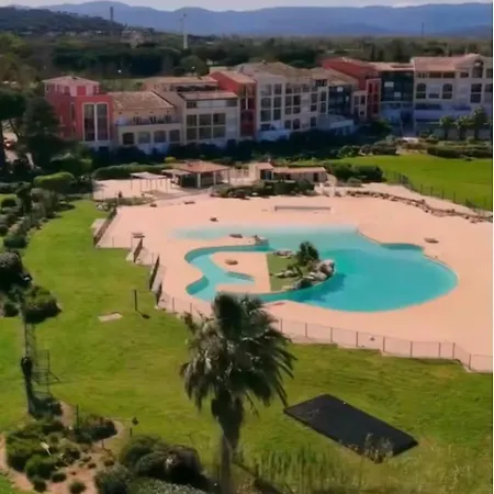 Bain De Soleil Refait A Neuf, Bord De Et Piscine, Proche De Saint Tropez גאסה