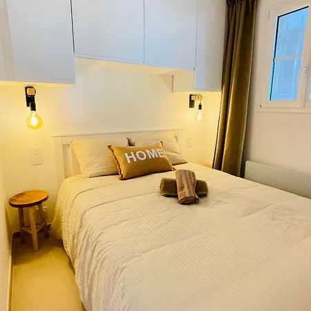 Bain De Soleil Refait A Neuf, Bord De Et Piscine, Proche De Saint Tropez